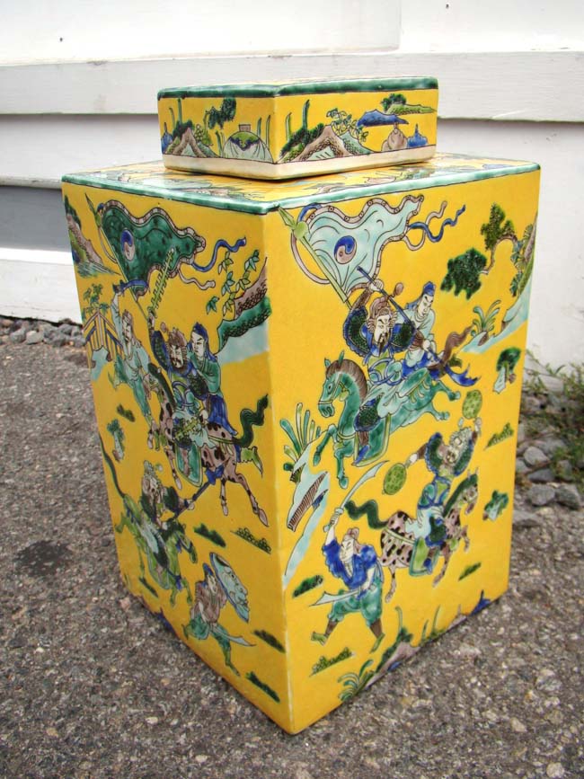 A wonderful pair of Chinese covered jars depicting warriors battling, 20th century — image 3